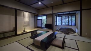 配有矮桌和坐垫的榻榻米客房