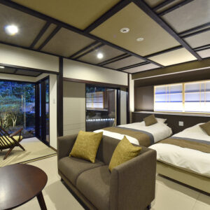 日式客房内的双床和沙发