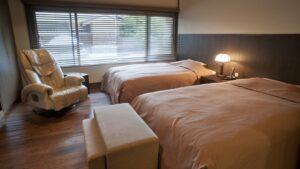 窗边的两张床和躺椅