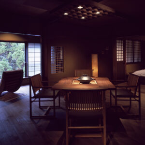 昏暗客房内的木桌和椅子