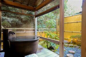 花园旁的露天圆形木浴池