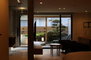 带花园露台旁露天浴池的客房