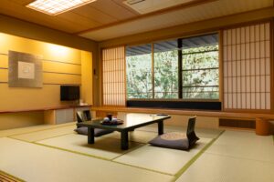 带矮桌和和式座椅的榻榻米房间
