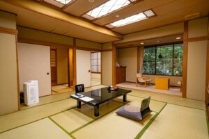 配有矮桌和坐垫椅的榻榻米客房