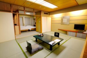 带矮桌和坐垫的榻榻米房间