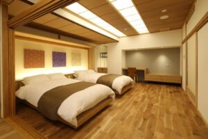 宽敞榻榻米风格客房内的两张床