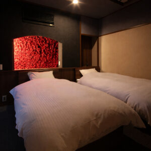 灯光昏暗的房间内有两张单人床