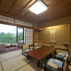 Tatami-Zimmer mit niedrigem Tisch und Stühlen