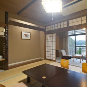 Tatami-Zimmer mit niedrigem Tisch und Stühlen