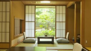 Tatami-Sitzbereich mit niedrigem Tisch am Gartenfenster