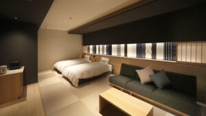 Chambre avec lit, canapé et table basse