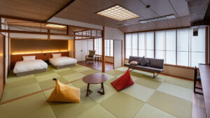 Chambre d’hôtes de style tatami avec deux lits et coin salon