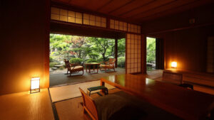 Chambre en tatami avec table basse et chaises face au jardin