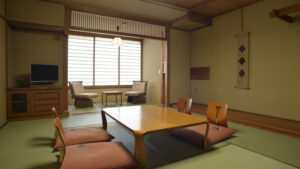 Chambre en tatami avec table basse et chaises de sol