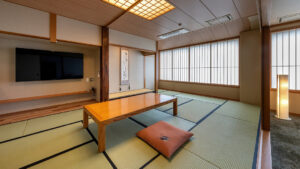 Chambre en tatami avec table basse et coussin de sol