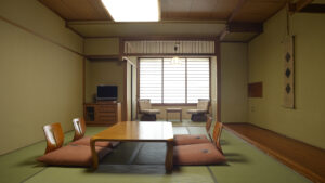 Chambre tatami avec table basse et coussins de sol