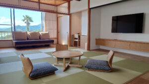 Chambre en tatami avec table basse et coussins de sol