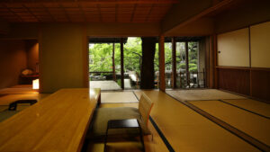 Chambre tatami avec table basse et coin salon face au jardin