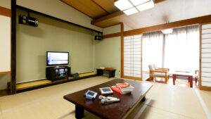 Chambre de style tatami avec table basse et chaises près de la fenêtre