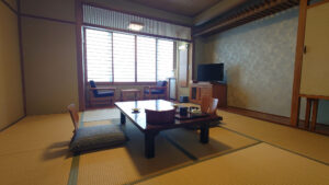 Chambre en tatami avec table basse et places assises près de la fenêtre