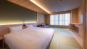 Lits jumeaux dans une chambre d’hôtes avec tatami