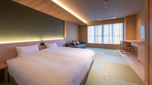 Lits jumeaux dans une chambre d’hôtes en tatami