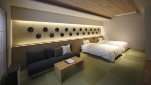 Chambre avec lits jumeaux, canapé et table basse