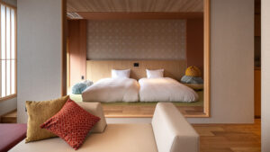 Deux lits dans une alcôve surélevée à côté du coin salon