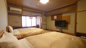 Deux lits dans une chambre traditionnelle avec tatami