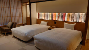 Deux lits jumeaux dans une chambre de style japonais