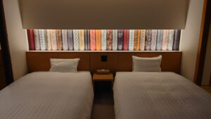 Deux lits jumeaux avec une table de nuit commune