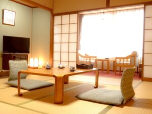 Chambre en tatami avec table basse et chaises de sol