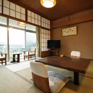 窗边设有矮桌和椅子的榻榻米客房