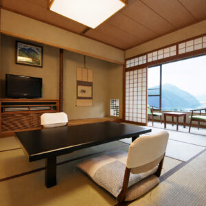 窗边设有矮桌和椅子的榻榻米客房