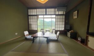 带矮桌和坐垫椅的榻榻米房间