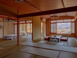 带矮桌和坐垫的榻榻米房间