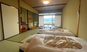 带两张日式蒲团床和窗边座位的榻榻米客房