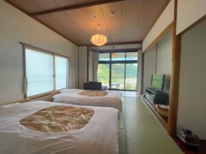 榻榻米客房内的双床，可欣赏山景阳台景观