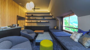 带有沙发、椅子和窗边长椅的休息区