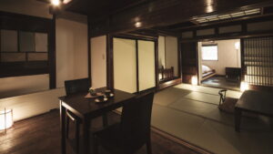 Tatami-Gästezimmer mit Tisch, Stühlen und Sitzbereich