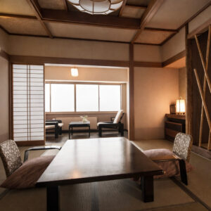 Tatamizimmer mit niedrigem Tisch und Stühlen
