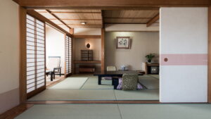 Tatamizimmer mit niedrigem Tisch und Bodenstühlen