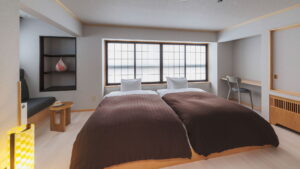 Zwei Einzelbetten in einem Ryokan-Gästezimmer