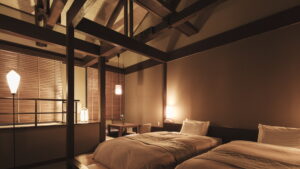 Zwei Betten in einem schwach beleuchteten Gästezimmer