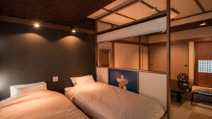 Zwei Einzelbetten in einem japanisch gestalteten Gästezimmer