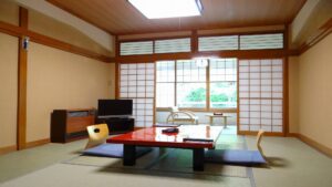 Tatamizimmer mit niedrigem Tisch und Bodenstühlen