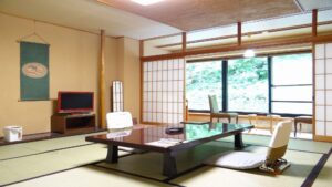 Tatamizimmer mit niedrigem Tisch und Bodenstühlen