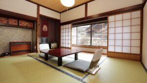 Tatamizimmer mit niedrigem Tisch und Bodenstühlen