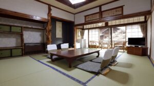 Tatamizimmer mit niedrigem Tisch und Bodenstühlen