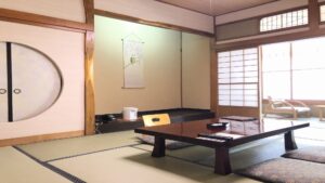 Tatami-Zimmer mit niedrigem Tisch und Bodenkissen